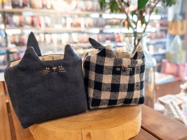 【🐈‍⬛Littlebirdさんのぬくもり作品、入荷しました🐻】  手にした瞬間、ふわっとやさしい気持ちになる
ハンドメイド作家 Littlebird（ @littlebird5483 ）さんから、
とっておきの新作が届きました🧵  その日の気分で、お顔がちょっぴり変わるのも魅力のひとつ。
ひと針ひと針ていねいに縫い上げられた、Little birdさんの作品たちは
手に取った人の暮らしに、そっと優しい気持ちを届けてくれます🐻🌿  お出かけの相棒にぴったりなブローチや、
ねこちゃん小物入れも人気です♡  スタッフのおすすめは、くまさんのペットボトルホルダー！
毎日持ち歩きたくなる、かわいさと実用性のバランスが最高です◎  ぜひリボンズカフェで、お気に入りの子を見つけてくださいね🧺  【お盆期間の営業について】
🌿8/13(水)、14(木)も休まず営業！  店内ではワークショップやショルダーストラップ作りも開催中🎨
涼しいカフェで、美味しいドリンクと癒しのひとときをどうぞ🍹🌈  みなさまのご来店、お待ちしております〜！🧸🎀  ＼お隣では工場見学も受付中🏭／
昔ながらの織機で丁寧に作られるリボンの世界も、あわせてぜひ🌈
@eight_ribbon_japan  —  ୨୧ - - ୨୧ - - ୨୧  リボン工場横にある元託児所をリノベーションした
リボンショップ＆カフェ  壁一面に並ぶオリジナルチロルリボンや手芸用品、
リボンを使った作家さんのハンドメイド作品などもご覧いただけます。  予約不要のワークショップも常時開催中！  営業日など、詳しくは @ribbonscafe をフォローしてチェックしてください🎀  📍福井県坂井市丸岡町堀水13−8（エイトリボン敷地内）
📞090-2123-3366  ୨୧ - - ୨୧ - - ୨୧
#ribbonscafe #リボンズカフェ #坂井市 #丸岡町
#ワークショップ